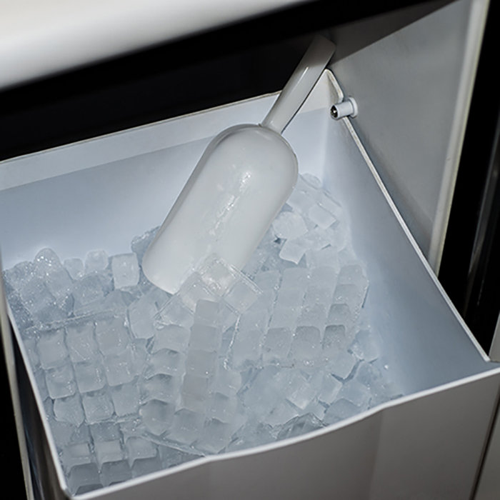 Edgestar 50 Lb. lb. Daily Production Cube Clear Ice Freestanding Ice